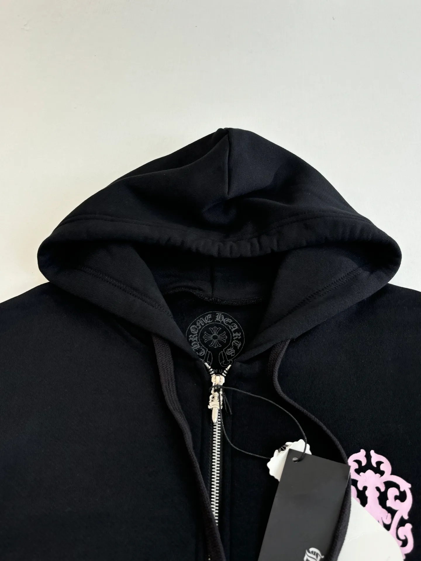 P460 Chrome Heart*/Chrome Heart Ch character Sanskrit printed zipper hooded sweatshirt is made of 80% cotton + 20% polyester blended fabric. The fabric is woven with 32-count base yarn and 10-count veil. The weight reaches 330 grams. It combines the skin-friendly breathability of cotton fiber and the anti-wrinkle stiffness of polyester. The weight is sufficient to bring good drape and wearing texture. Size: S/M/L/XL